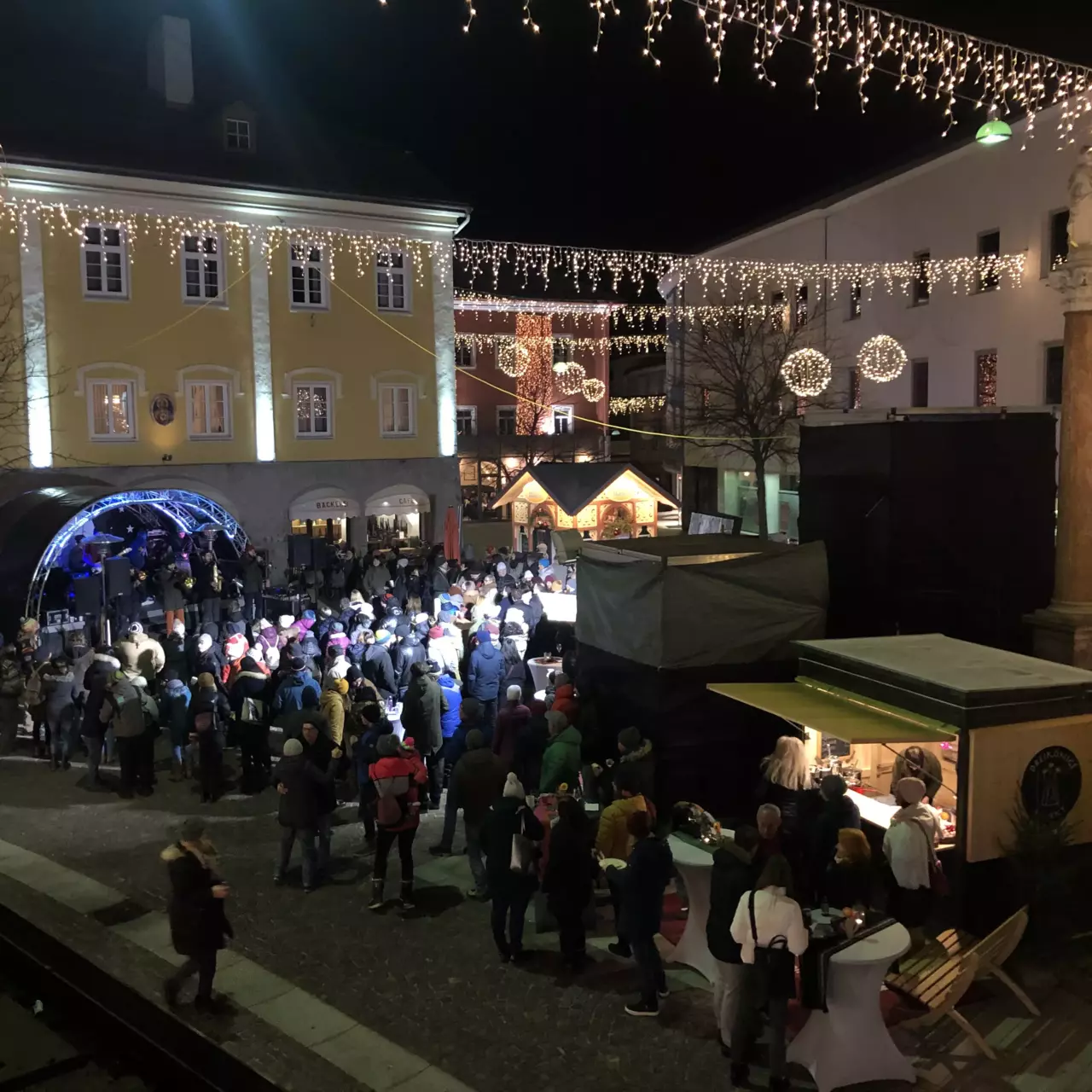 Adventstimmung am Dreikönigsmarkt in Lienz