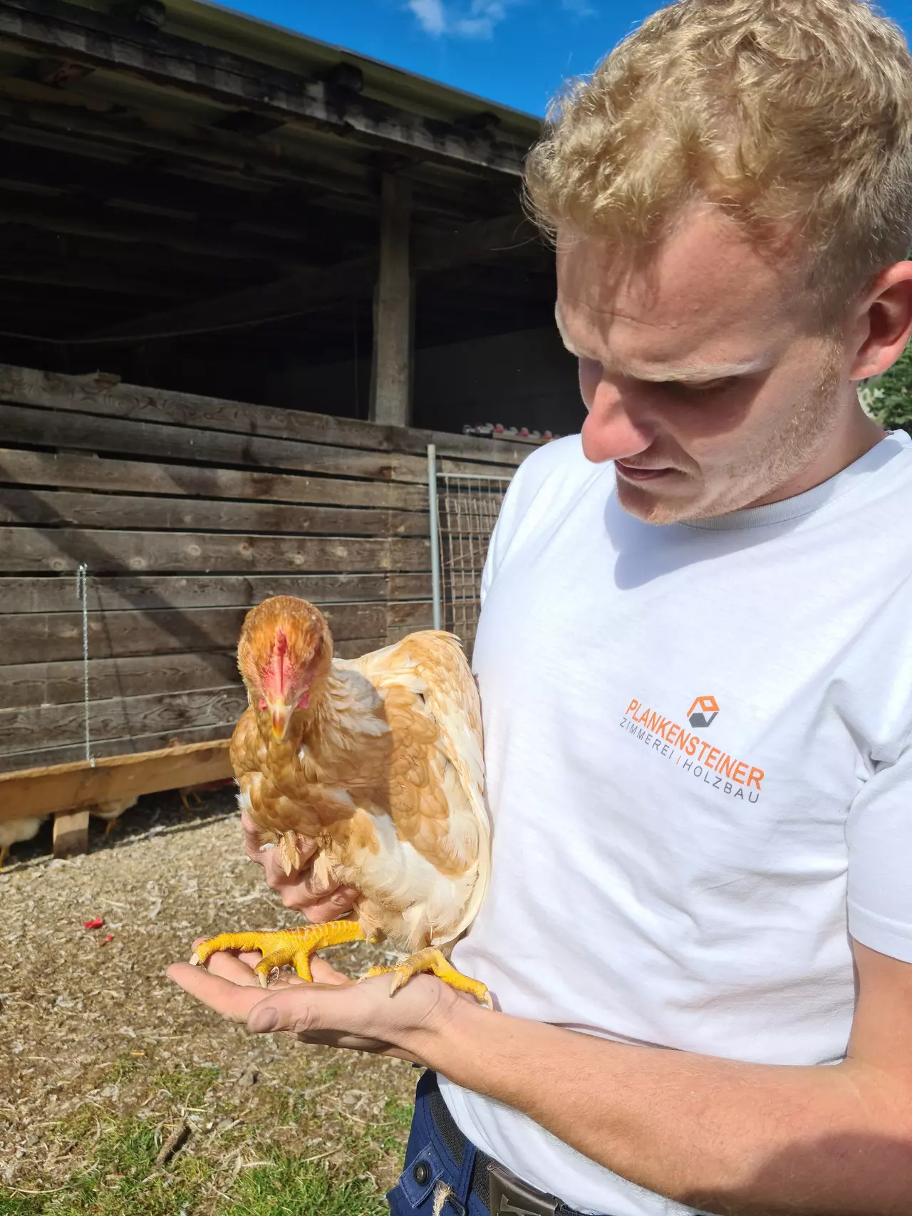 Mann hält Wildhuhn in der Hand