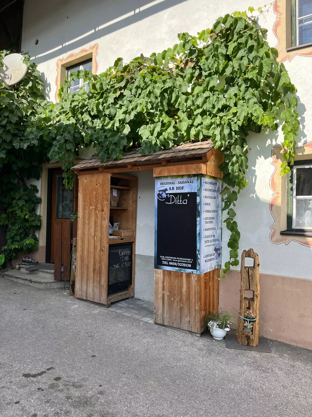 Hoflanden mit Selbstbedienung mit frischen Produkten an einer Hauswand